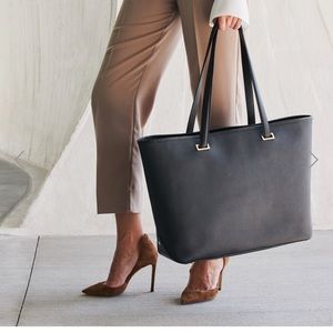 Black leather purse. Lo and Sons Seville Tote. Excellent condition! Gold details